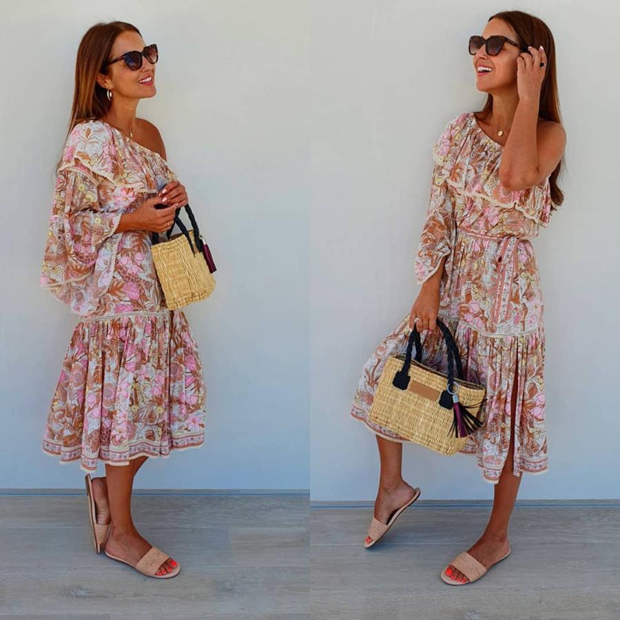 Paula Echevarría no solo sabe cuál es el bikini que resalta el moreno, si no también  cuál es el estampado que también lo hace . Este vestido con escote asimétrico de Fetiche Suances es perfecto para ello y la actriz lo conjuntó de maravilla con bolso de mimbre.