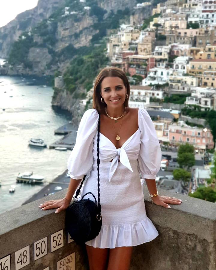 Paula Echevarría  agotó este vestido ibicenco en color blanco   que escogió para hacer turismo por Positano.