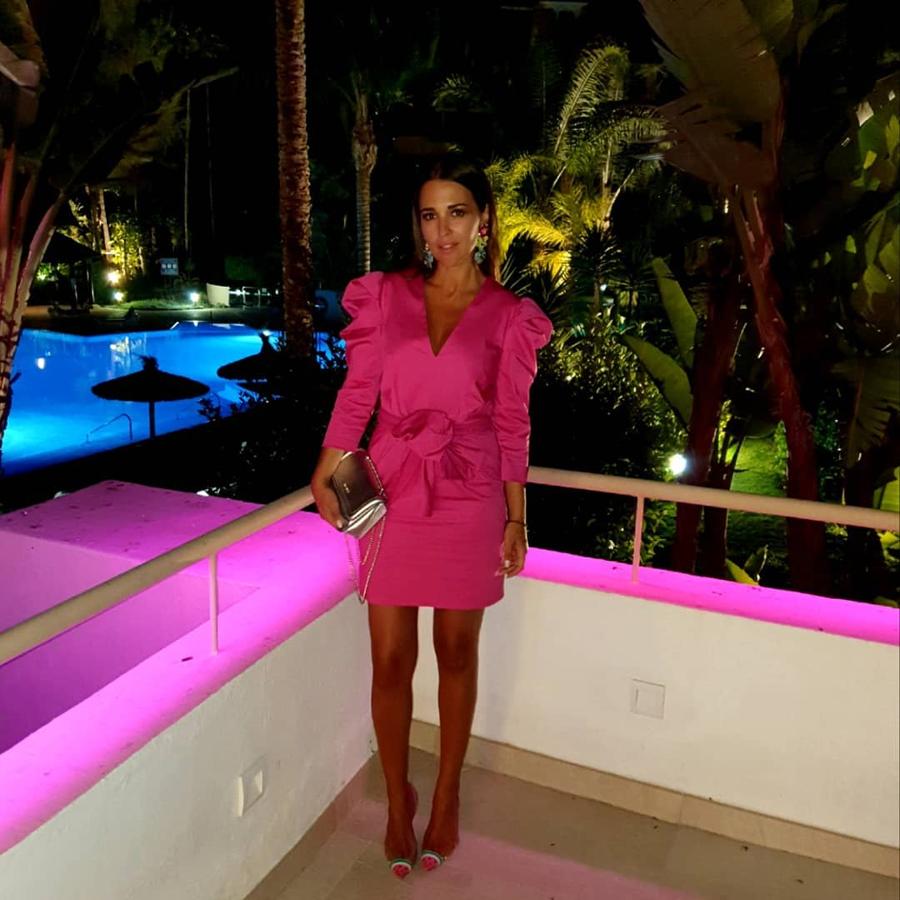 Este mini vestido rosa ha sid uno de los looks de noche más bonitos de Paula Echevarría. Es de Imperial Fashion y lo conjuntó con salones multicolor y complementos de Tous.