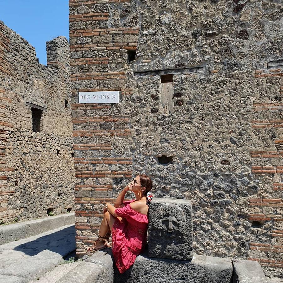La actriz lució este mini vestido rosa de Capriche durante su visita a Pompeya. Lo conjuntó con unas sandalias planas de tiras.