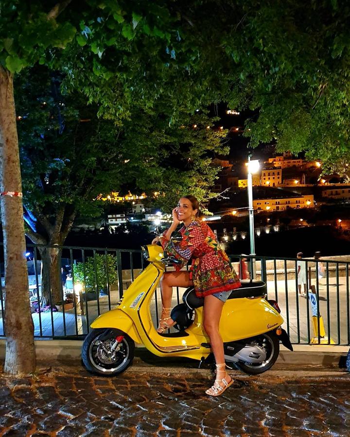 Con una blusa estampada de manga larga y shorts vaqueros paseó Paula Echevarría una típica Vespa italiana.