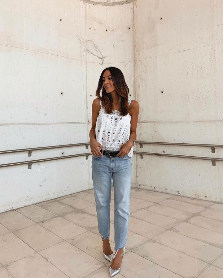 Para asistir a la Fashion Week, Rocío Osorno propuso este look formado por un top de Zara, jeans clairitos y salones plateados de Valentino.