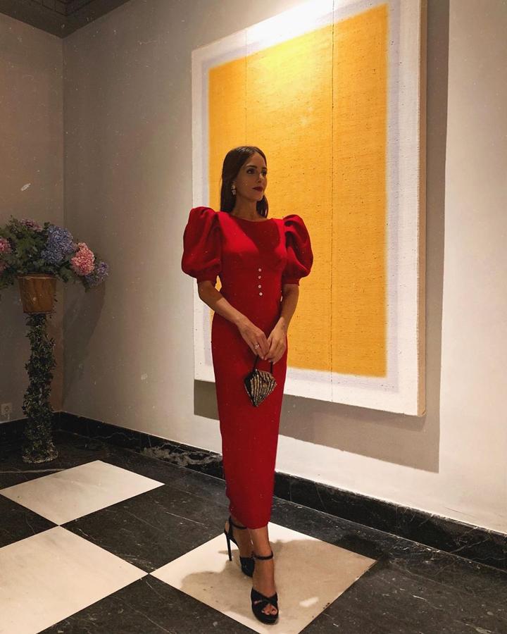 Uno de sur mejores looks de invitada. Un vestido largo rojo con mangas abullonadas diseñado por ella misma.