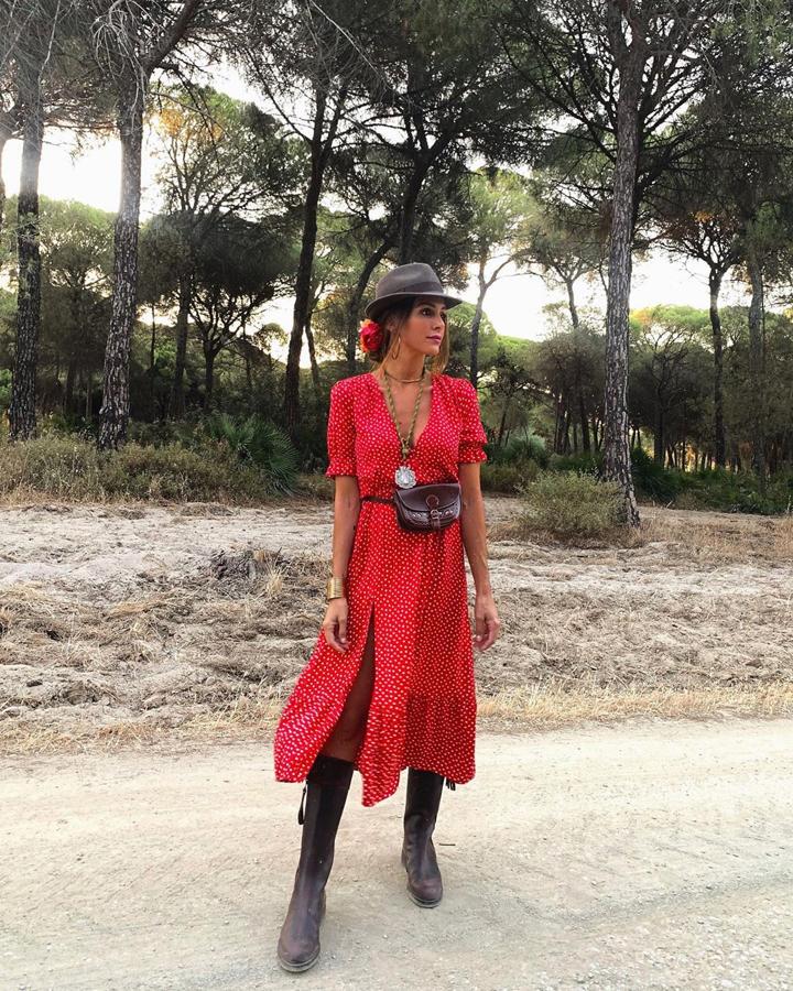 Este vestido de Zara rojo con lunares blancos fue el que Rocío Osorno eligió para su romería a la virgen del Rocío. La mala noticia es que está absolutamente agotado en todas las tallas,