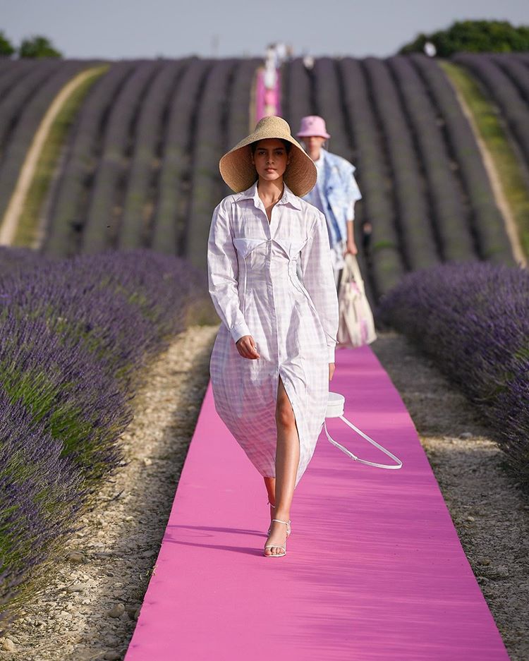 Este vestido midi con estampado de cuadros, que nos transporta directamente a estos campos de la Provenza francesa elegidos por Jacquemus para su desfile 10º aniversario.