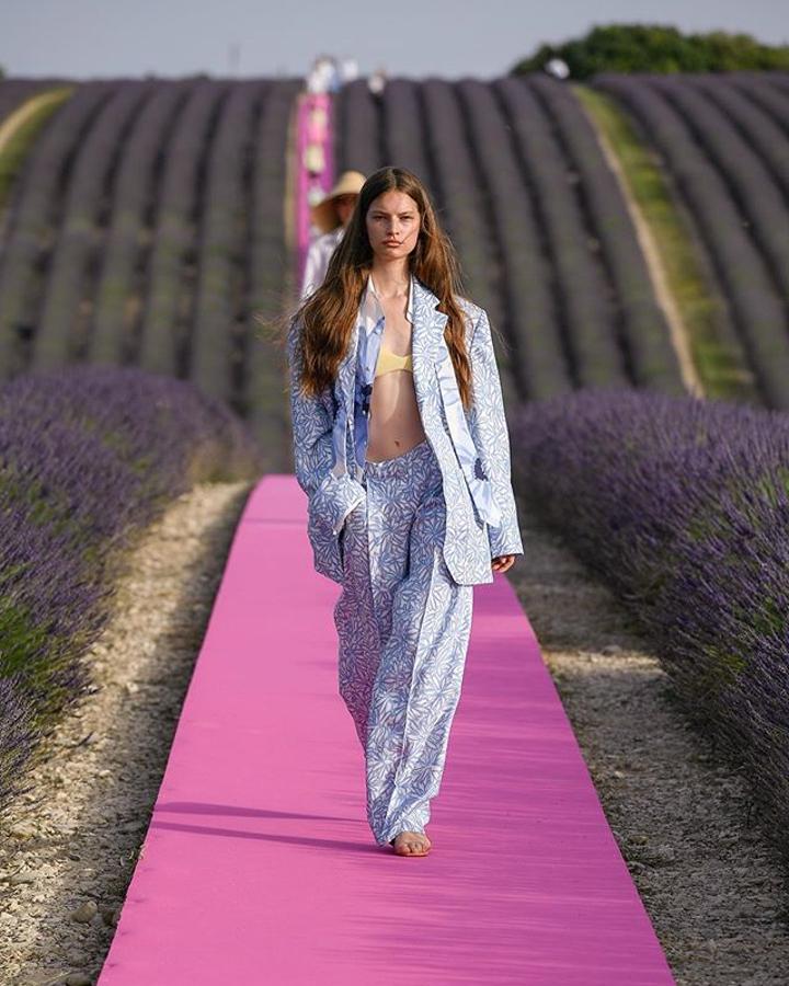 Este traje estampado. Pura fantasía.