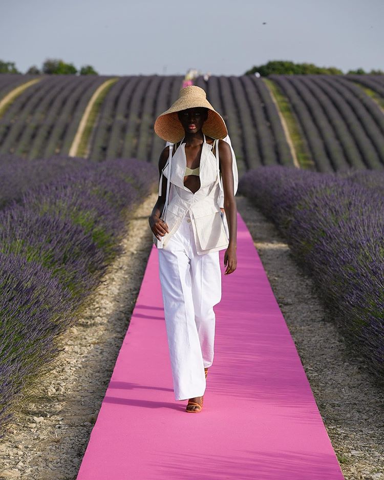 Esta sahariana blanca sin mangas. Y, por supuesto, los sombreros seña de identidad de Jacquemus, que esta temporada parece inspirarse en la tradición vietnamita.