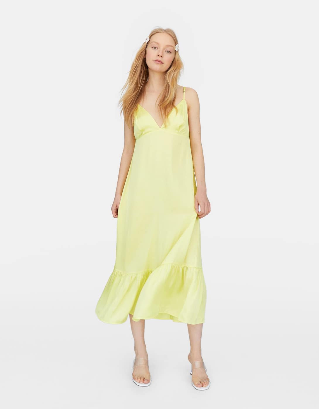 Si todavía no tienes un vestido lencero en tu armario hazte con este de Stradivarius para verano en las rebajas. Son elegantes, sexis, fresquitos y el color amarillo pastel resaltará tu bronceado. (Ahora 29,99 euros).