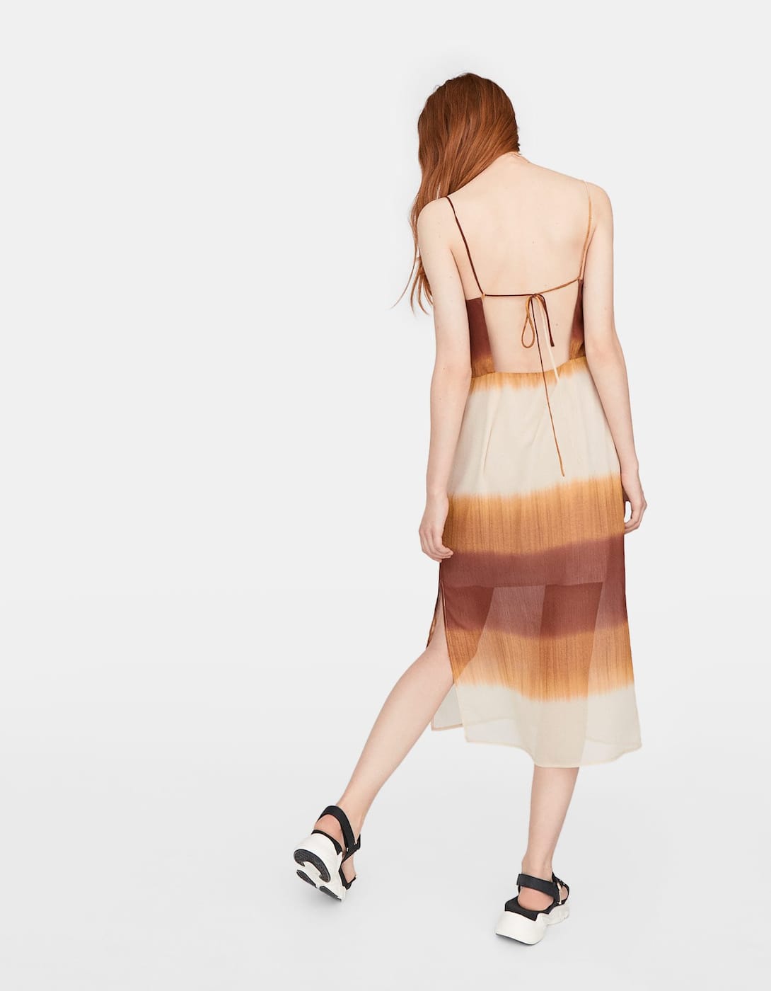 Para las amantes del estampado tie dye, estáis de enhorabuena. Este vestido de Stradivarius es uno de los más buscados y parece que seguirá estando disponible durante las rebajas. ¡Cruza los dedos! (Ahora 29,99 euros)