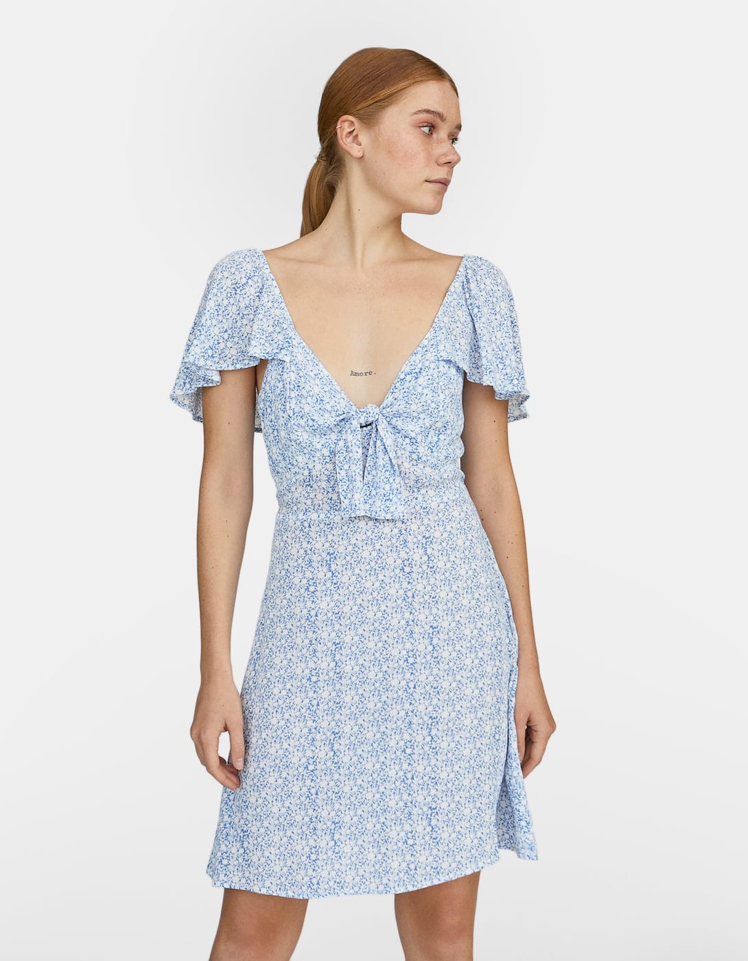 No sabemos qué nos gusta más de este vestido mini, si su escote anudado a pico, sus volantes en las mangas o su estampado en este color tan apetecible para el verano. ¡Fíchalo para las rebajas! (Ahora 17,99 euros).