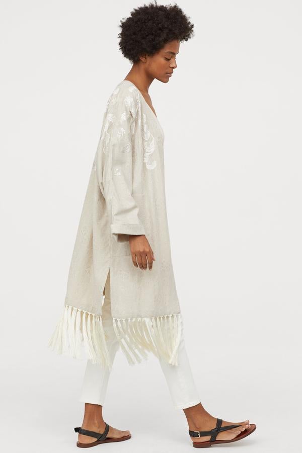 Somos muy fans del los kimonos. Este de lino con bordados en tonos suaves costaba 69,99 y se ha quedado en 39,99 euros en las rebajas de H&M.