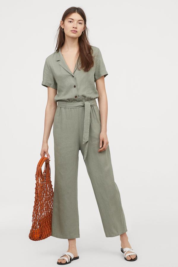 Un mono práctico, en un color que combina con todo y de estilo 'worker' que te puedes poner las 24 horas del día. Antes estaba a 49,99 y se ha quedado en 29,99 euros en las rebajas de H&M.