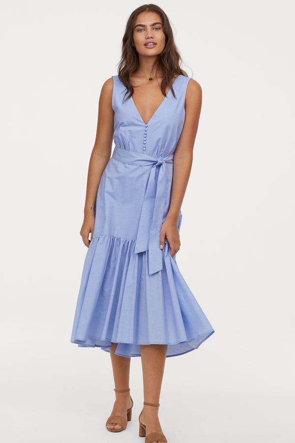 Un vestido azul ideal que igual sirve para ir a la oficina que para una boda de verano más informal. Estaba a 59,99 y ahora a 34,99 euros en las rebajas de H&M.