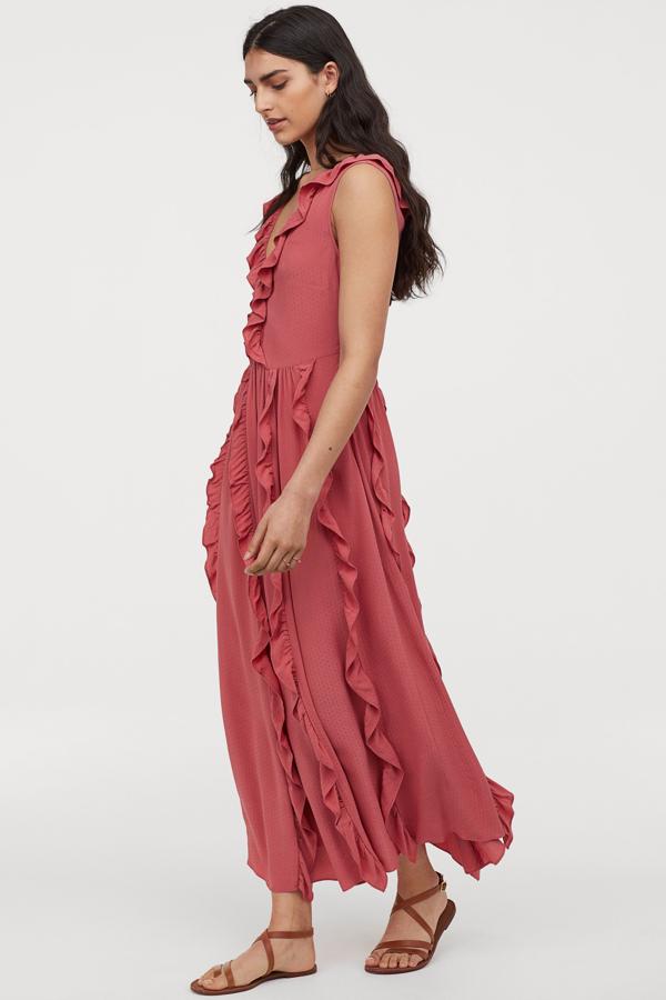 Sí, hay chollos de rebajas que te van a solucionar los looks de tus bodas de verano. Este vestido con volantes en vertical es uno de ellos y se ha quedado en 19,99 euros de 39,99 que costaba. En las rebajas de H&M.