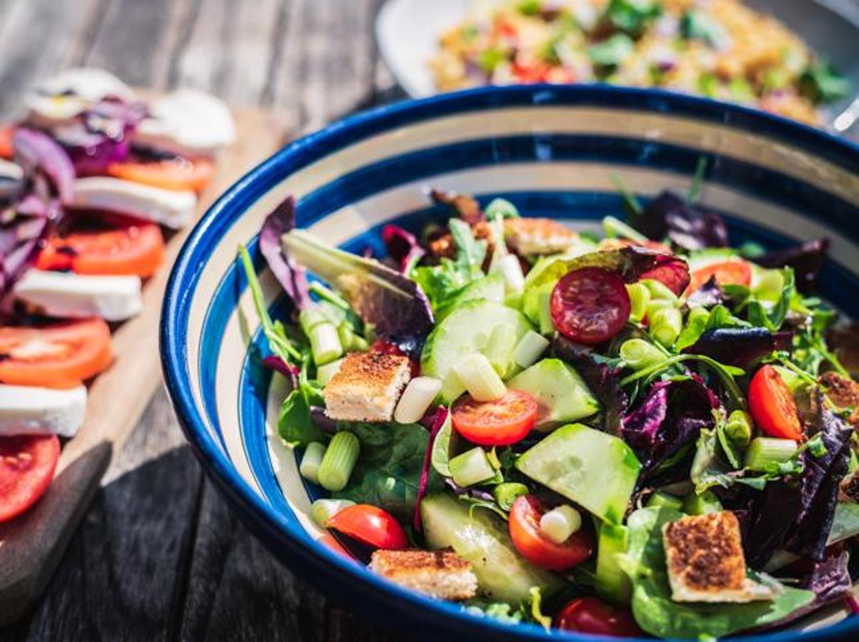 La  dieta fat flush  promete funcionar como sistema detox, quemar grasa y acelerar tu metabolismo, de tal forma que pierdas peso y volumen en zonas “conflictivas” como son: cintura, cadera y muslos. Gittleman introdujo la idea de “lavado de grasa”, basada en la teoría de que el hígado es un horno para quemarla y que la combinación correcta de alimentos puede aumentar el ritmo de nuestro metabolismo y hacer que nuestro cuerpo se deshaga de los lípidos de forma más eficiente. Pero antes de eso, el hígado y el sistema linfático deben haber sido depurados para un funcionamiento óptimo.