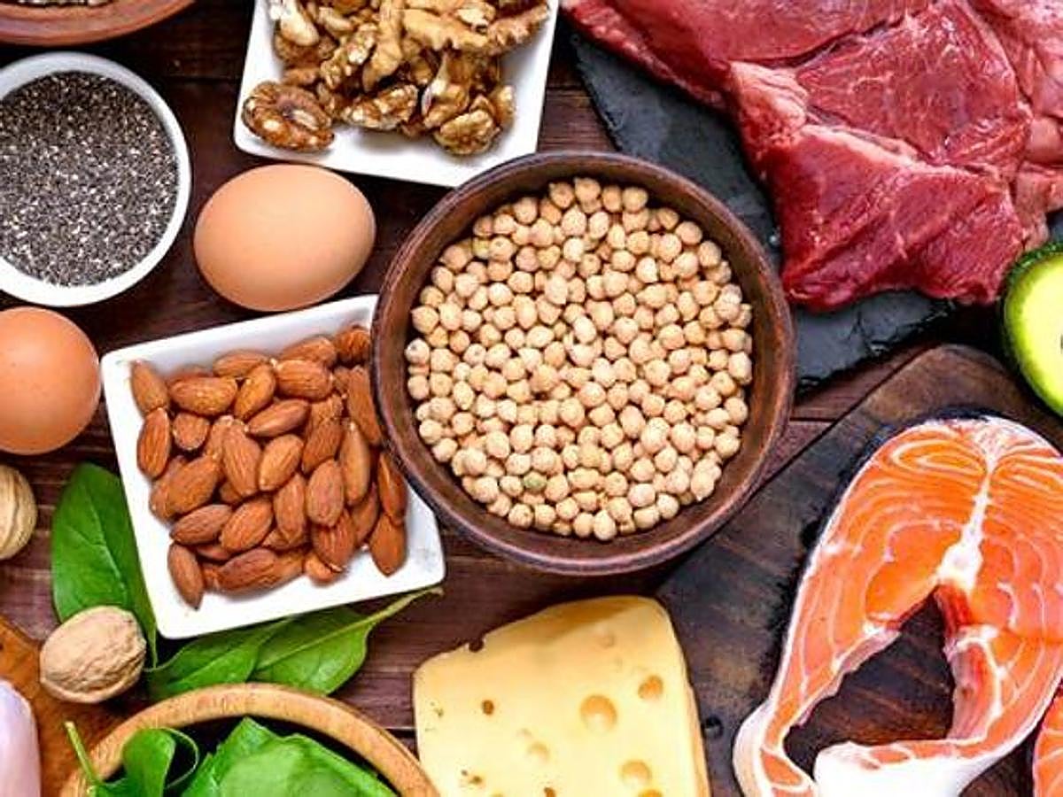 La  dieta Pegan  creado por el nutriólogo estadounidenses Mark Hyman, combina la dieta paleo, basada en la alimentación de nuestros antepasados prehístoricos en la cual abundan las carnes, huevos, pescados, frutos secos y semillas con la dieta vegana volviendo a los alimentos de origen vegetal los principales protagonistas de la dieta pegan.En esta dieta no se permiten cereales ni derivados ni tampoco lácteos.