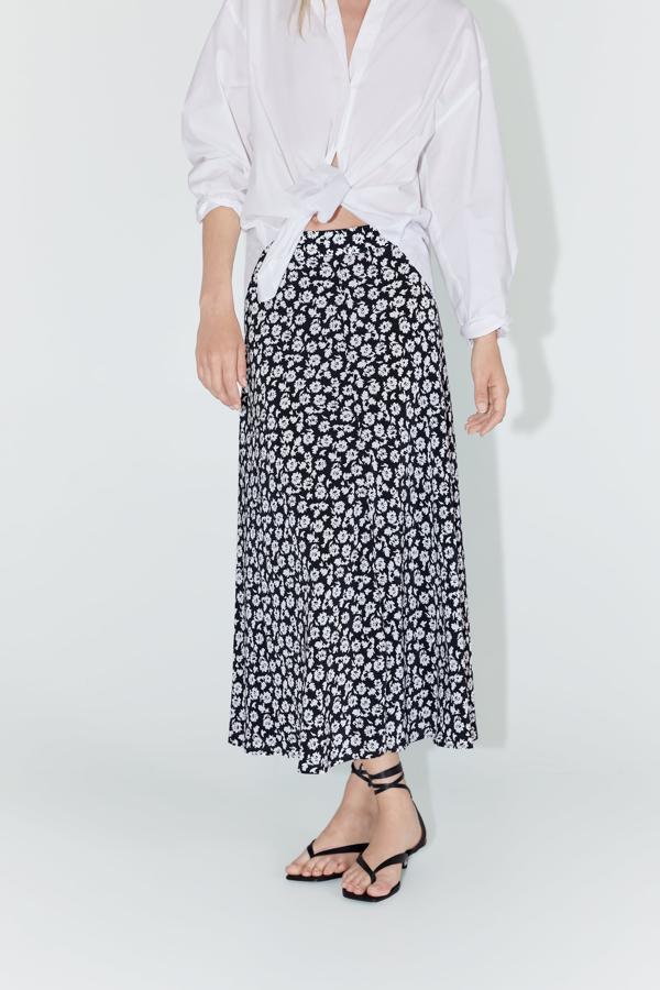 Una de nuestras favoritas, sencilla, con corte al bies y largo tobilleron (39,95 euros antes de las rebajas).