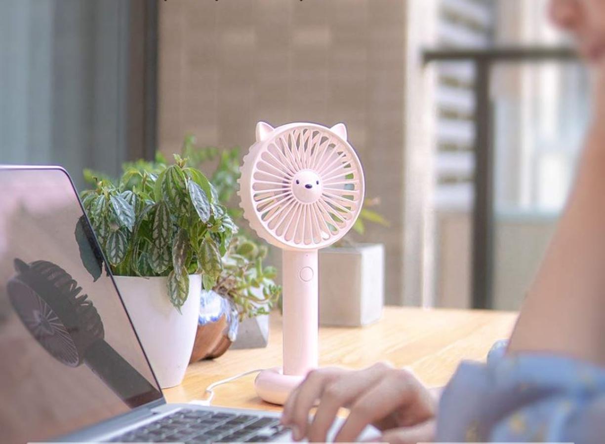 Si en tu oficina no os ponéis de acuerdo con la temperatura del aire acondicionado en verano, aquí tienes la solución. Este mini ventilador de mesa cuesta  12.99 euros en Amazon .