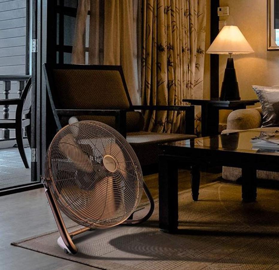 Portátil y perfecto como elemento decorativo de inspiración retro, este ventilador de suelo en color cobre cuesta  65 euros en Amazon .