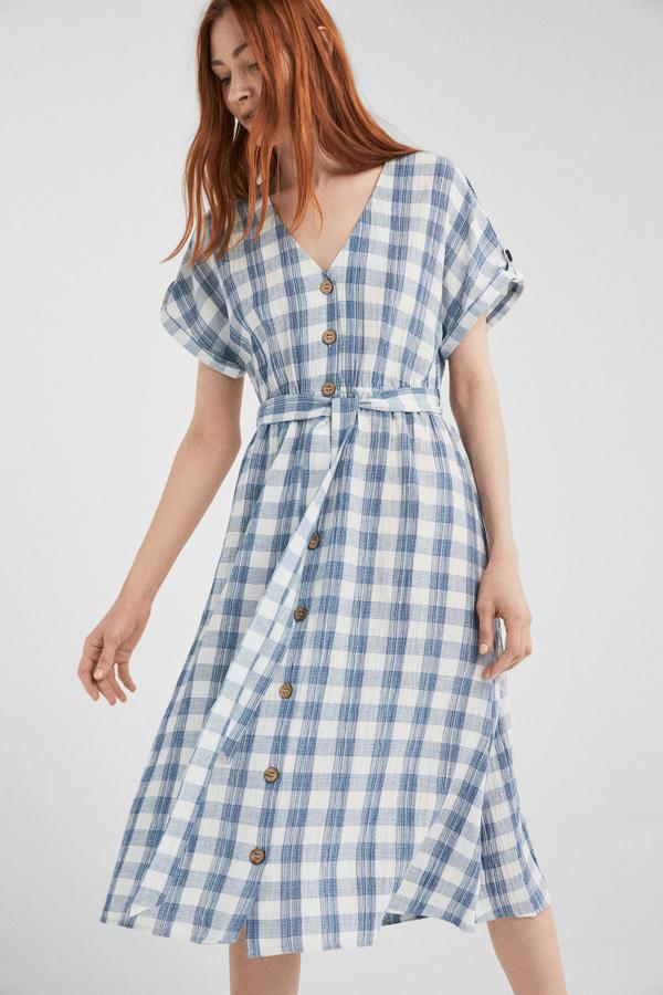 Los tejidos rústicos están a la orden del día y este vestido lo lleva, pero en su versión más ligera y con estampado de cuadros. Perfecto para un día de picnic campestre. Costaba 35,99 y está a 17,99 euros en las rebajas de Springfield.