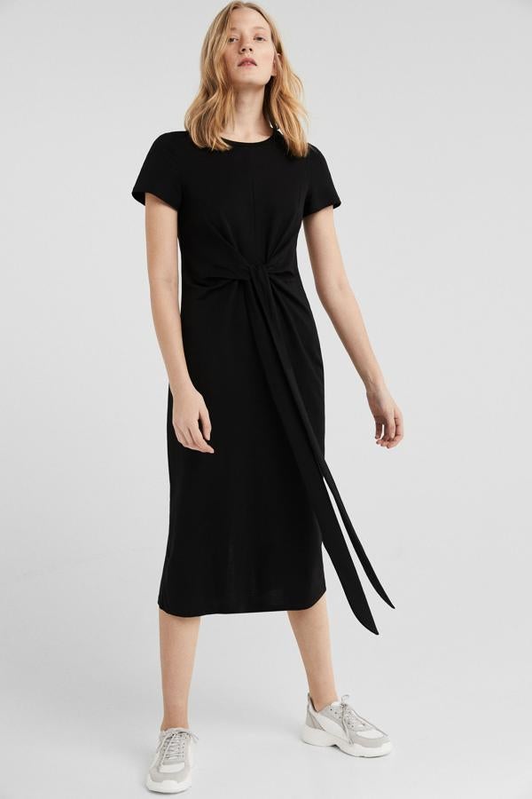 Tus looks de oficina en verano están resueltos con un vestido como este que, además disimula los kilos de más gracias a su lazada en la cintura. Su precio era de 25,99 euros y ha bajado a 19,99 en las rebajas de Springfield.