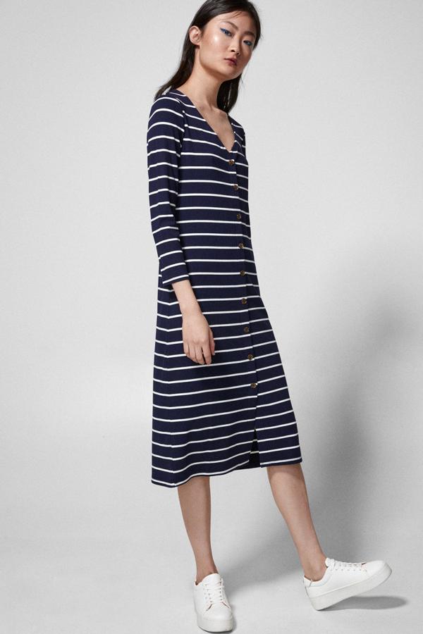 El estampado de rayas marineras nunca falla. Costaba 29,99 euros antes de los descuentos y ahora 14,99 en las rebajas de Springfield.