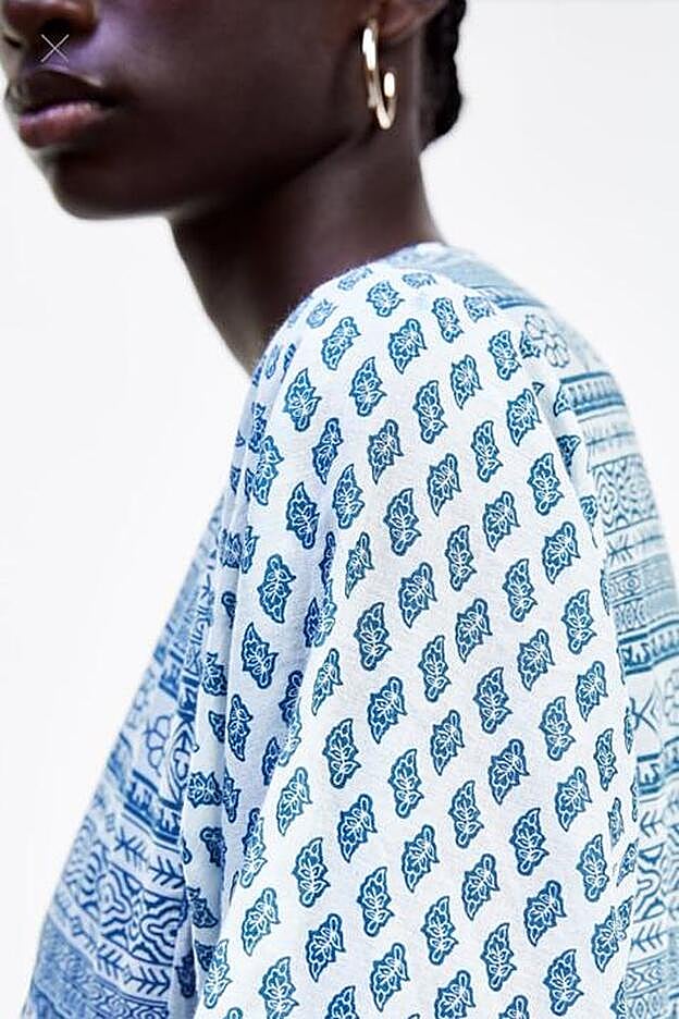 Este nuevo vestido que ha lucido la influencer cuenta con estampado boho en tonos azules sobre fondo blanco.