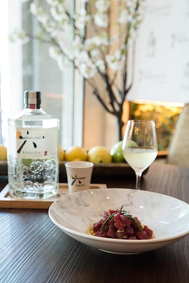 Tartar de atún picante con escabeche salicornia y TÉ SENCHA