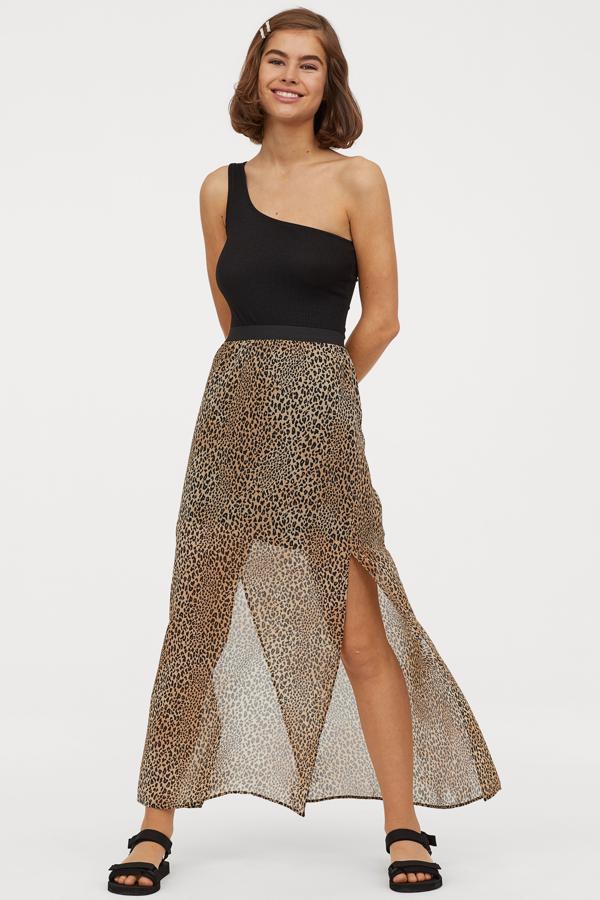 Y hablando de chollos... está maxi falda de gasa con estampado de leopardo está rebajada de 9.99 a 4.99 euros en H&M.