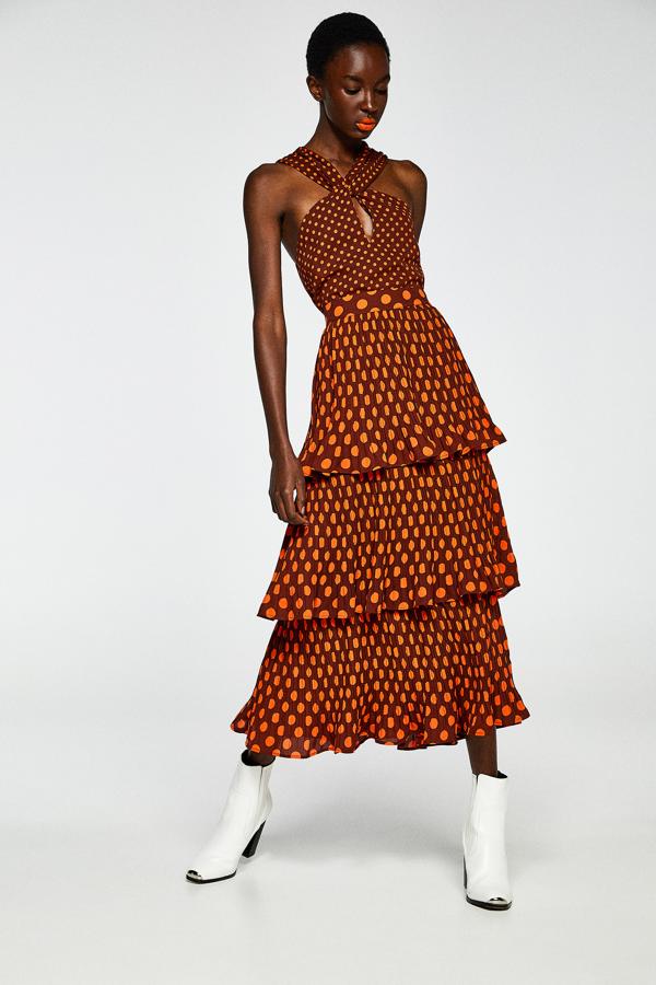 Esta llamativa falda midi de volantes con lunares en naranja pasa de 35.99 a 29.99 euros en las rebajas de Sfera.