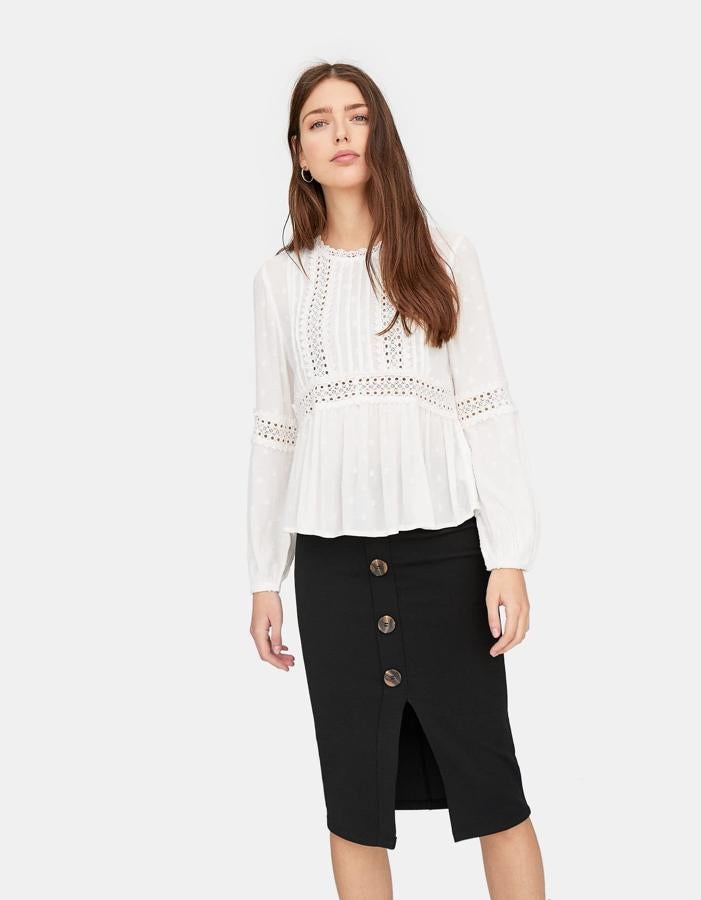 Esta falda lápiz con botones y abertura delantera de Stradivarius pasa de 12.99 a 5.99 euros.