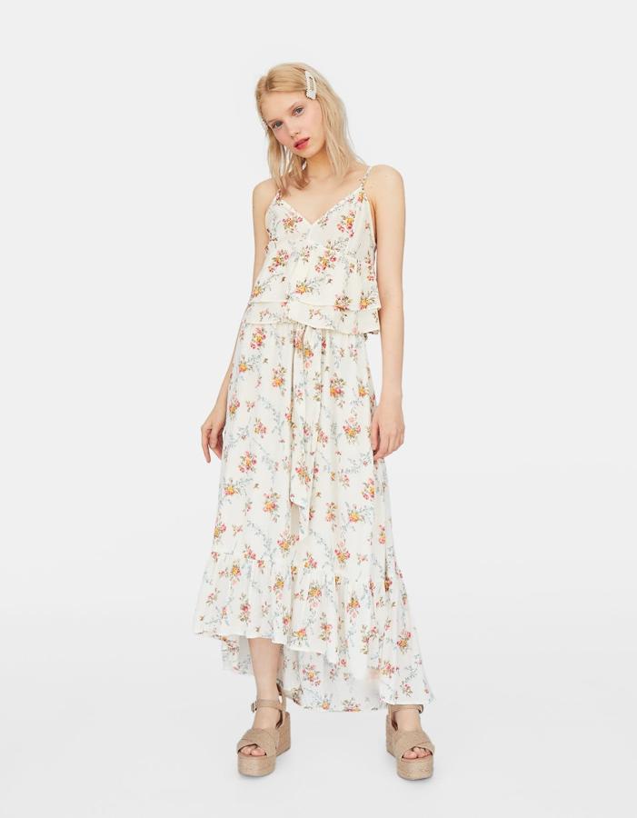 Esta maxi falda boho con estampado de flores de Stradivariuas pasa de 25.99 a 12.99 euros.
