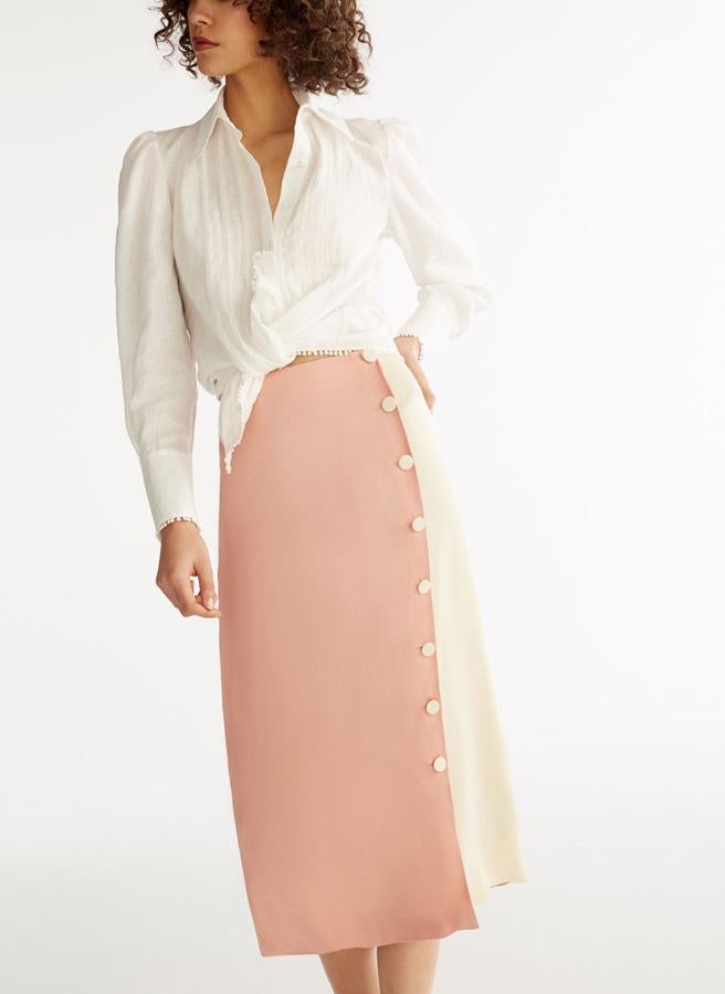 Esta falda bicolor con detalle de botones de Uterqüe está rebajada de 79 a 39.95 euros.