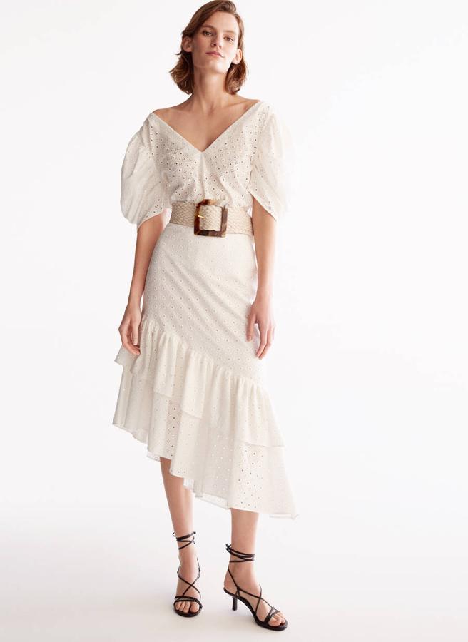 Esta falda midi blanca de bajo asimétrico rematada con volantes de Uterqüe pasa de 89 a 49.95 euros en las rebajas.