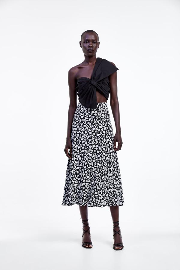 Estas faldas han sido verdaderos best sellers para Zara durante toda la primavera. Si no, que se lo digan a Vicky Martín Berrocal que nos ha deleitado con una  en su último look . Pero, precisamente, como este mismo modelo lo hemos estado viendo durante meses, pensábamos que iban a rebajarla. Y no. Sigue costando 39,95 euros.