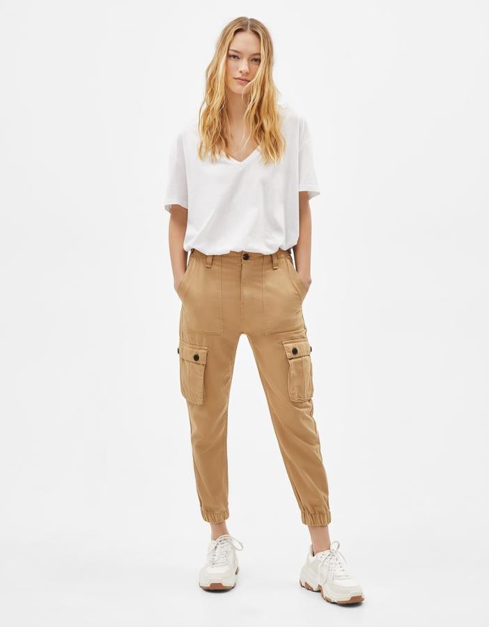 Los típicos pantalones cargo que han llevado hasta las celebrities.  Nagore Robles , sin ir más lejos. Son de Bershka y han pasado de costar 25,99 euros a 14,99 en las rebajas.