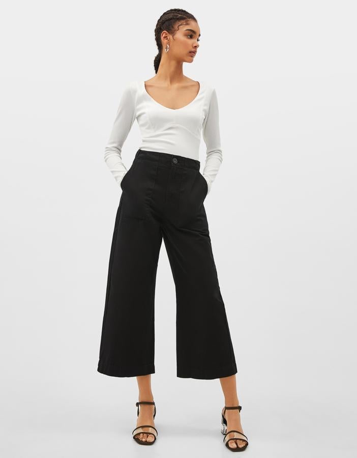 Uno de esos pantalones que hay que tener de fondo de armario y que te los puedes poner todo el verano y hasta el invierno. Son de Bershka, costaban 19,99 y se han quedado en menos de 10 euros, 9,99.