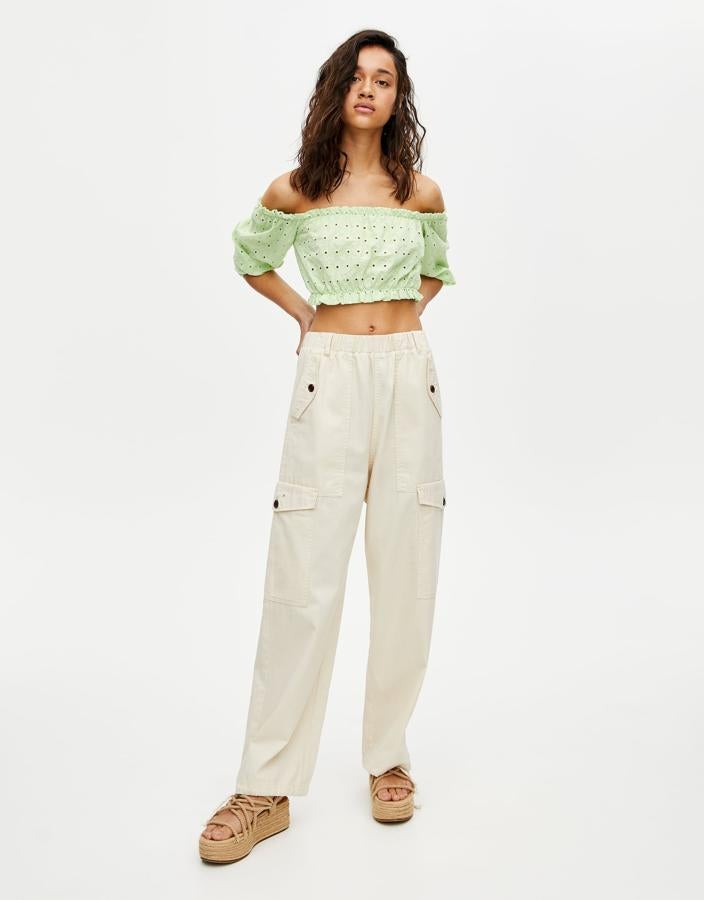 Con cintura alta de goma y anchos de pierna, son el paradigma de la comodidad y su color neutro te permite combinarlos con cualquier tipo de top o camiseta.  En Pull&Bear , antes costaban 22,99 y se han quedado en 12,99.