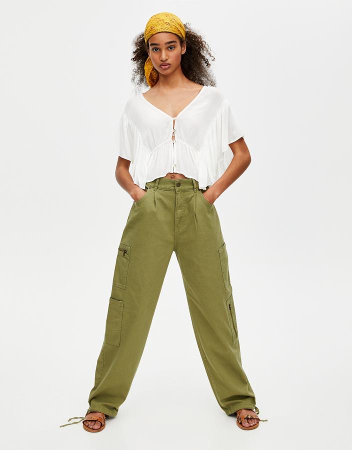 Si hay un pantalón de batalla, en el buen sentido, es este. Ancho pero con estilo, se ajustan a la cintura y llevan dos bolsillos en la pernera. Perfectos para las más aventureras, en  Pull&Bear los han rebajado  de 29,99 euros a 12,99.