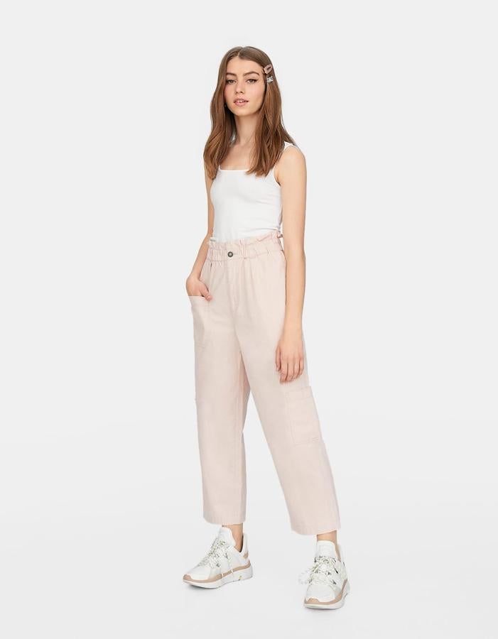 Cómodos y sencillos, en un tono rosa palo que pega con todo y una goma en la cintura apta para todos los tipos de cuerpo. Costaban 25,99 euros y ahora se han quedado en 15,99 en las rebajas de Stradivarius.