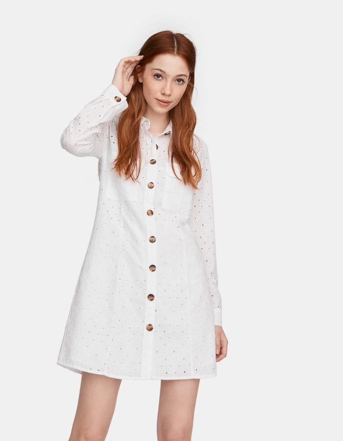 El bordado suizo ha inundado la colección  primavera-verano 2019  de Stradivarius y la de muchas otras firmas. Por ello un vestido de este tejido no puede faltar en tu armario y este de estilo camisero por 15,99 en vez de 35,99 euros nos ha encantado.