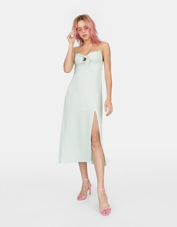 Si todavía no te has hecho con un vestido lencero este es tu momento. Stradivarius ha puesto este de rebajas en verde agua de 29,99 euros a 15,99.