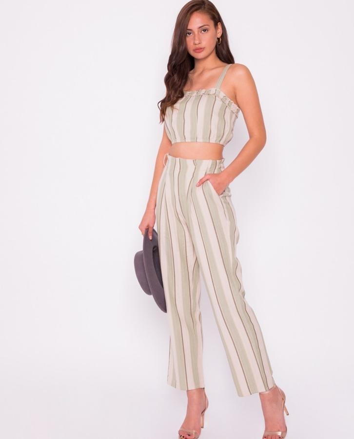 Crop top con estampado de rayas verdes y beige (31,50 euros), a juego con un pantalón holgado, con cinturón extraíble (55,30 euros).