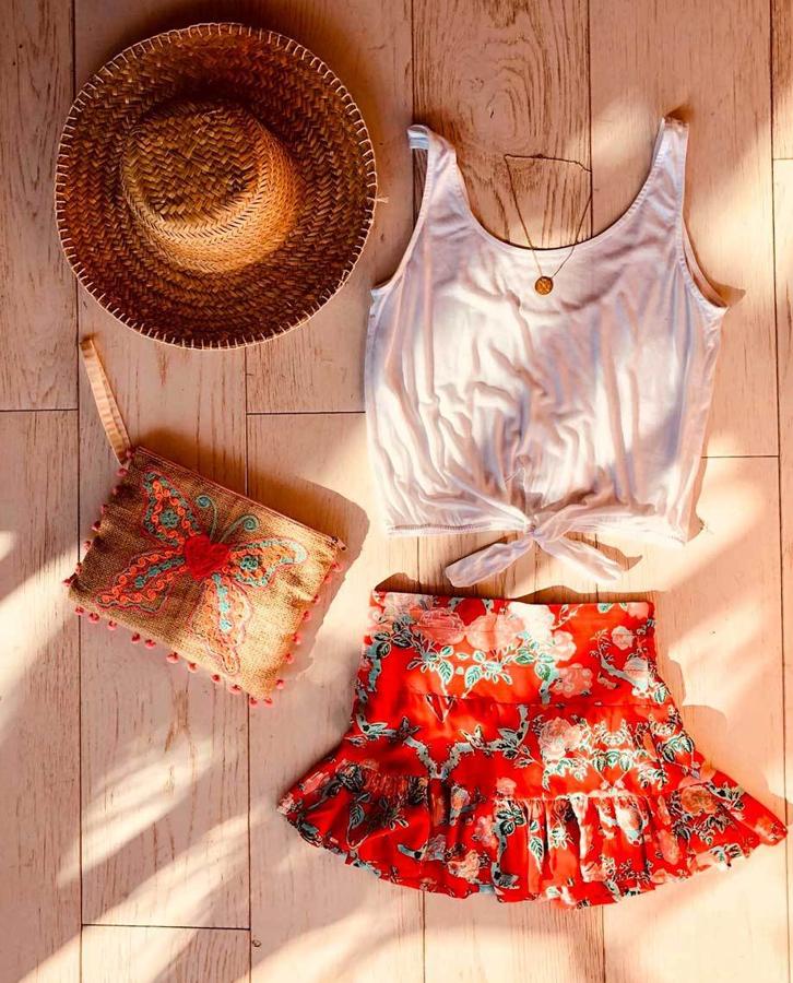 Falda corte mini con estampado floral y detalle de volante en el bajo, con un drapeado elástico en la parte trasera (34,30 euros).