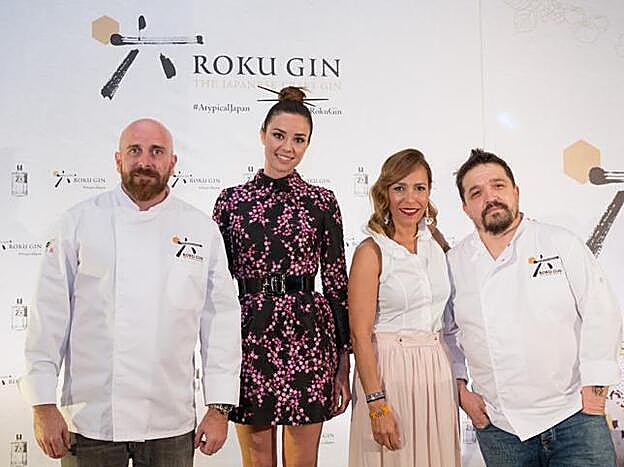 Dafe Fernández fue la madrina del acto de presentación del menú. En la imagen, de izquiera a derecha, le acompañan Hugo Muñoz, Vanesa Travieso y Carlos Moreno.