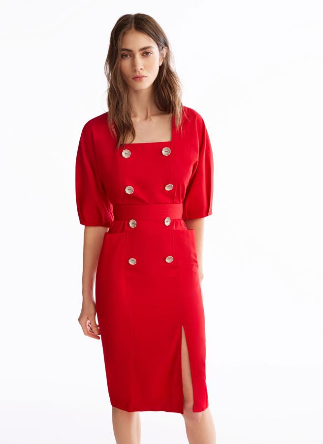 Aunque el azul se ha convertido en el preferido de la Reina esta temporada, el rojo siempre será su color fetiche. Y este vestido de Uterqüe (rebajado de 129 a 79.95 euros) una opción perfecta para incluir en su armario.