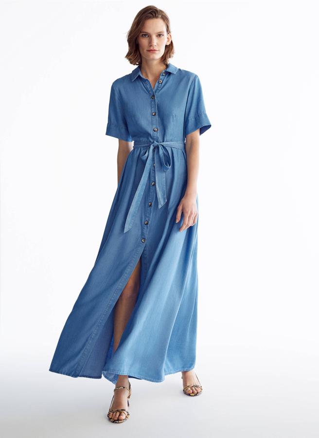 Como la Reina Letizia, Meghan Markle también ha caído en la tentación de los vestidos vaqueros, y este maxi y eco friendly de Uterqüe es ideal (pasa de 99 a 49.99 euros).