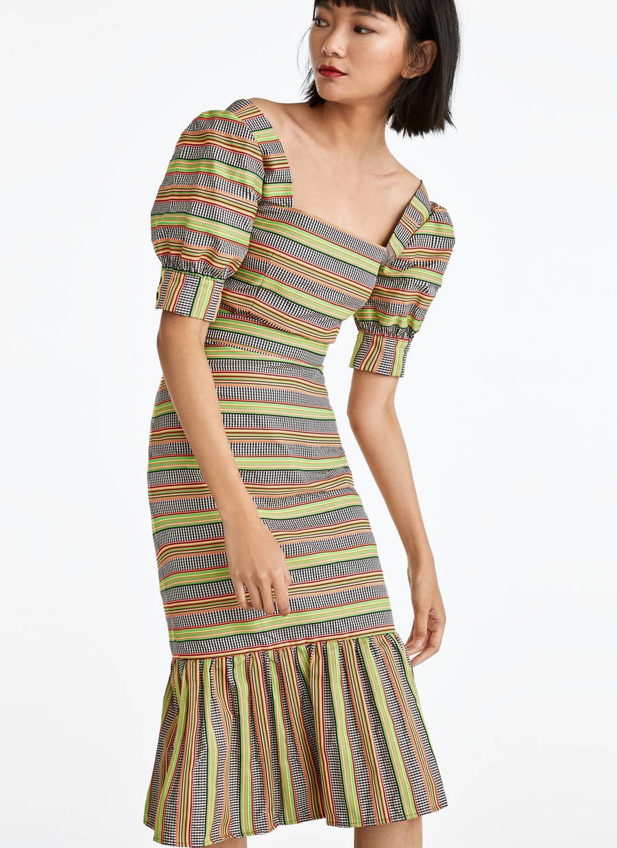 Falda midi con volante en el borde inferior y rayas horizontales: 49,95 euros en Uterqüe.