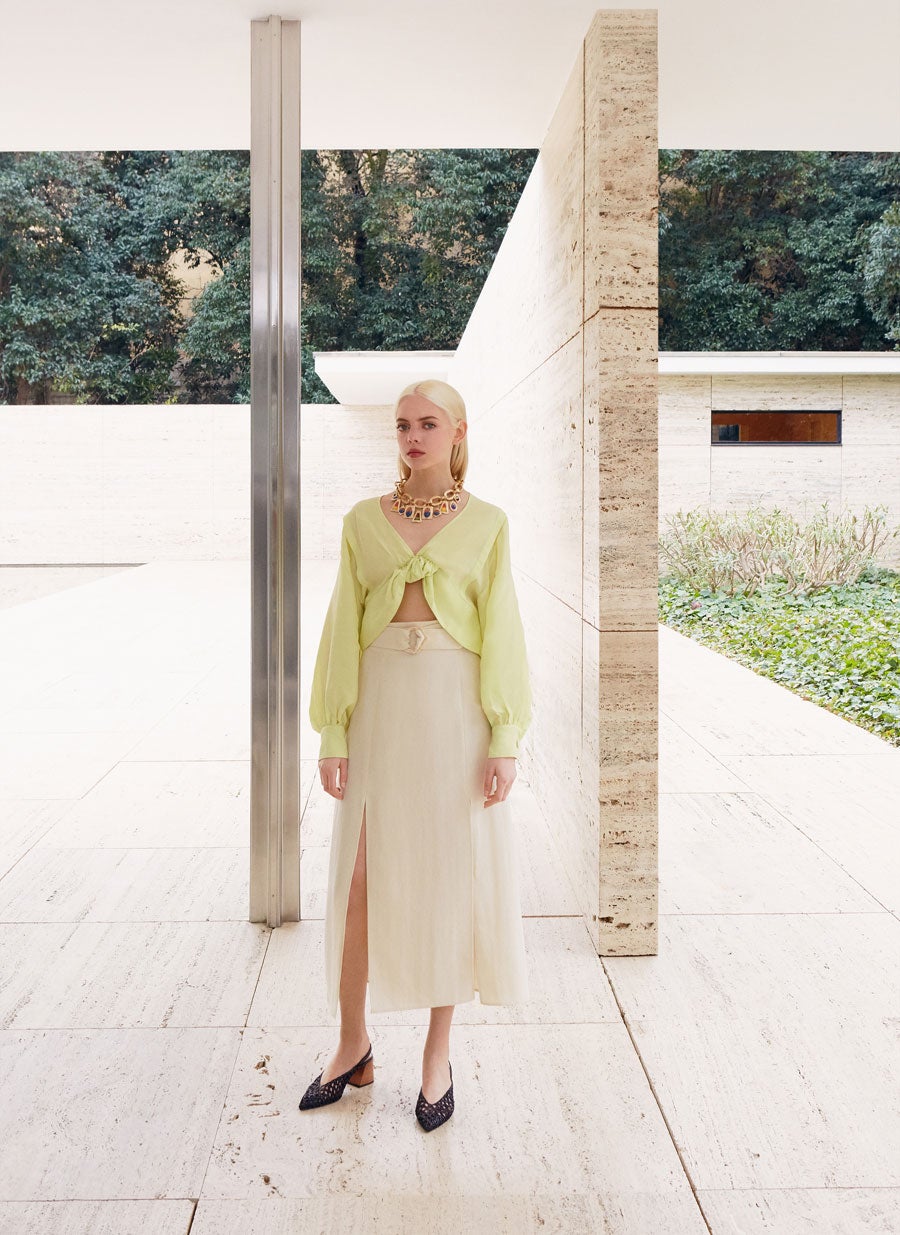 Falda midi con corte lateral y cinturón con hebilla: 49,95 euros en Uterqüe.