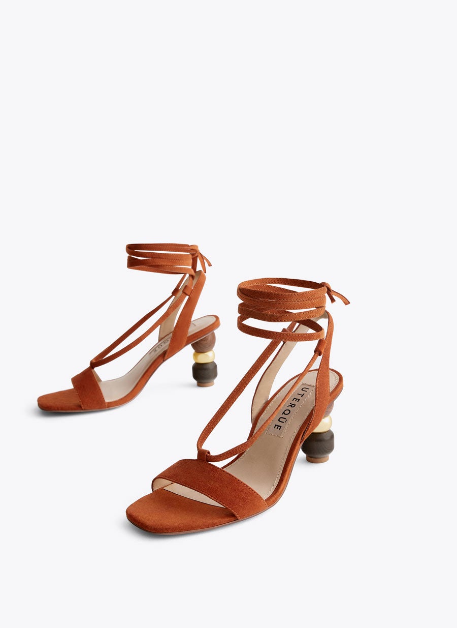 Sandalias de ante con original tacón y tiras que se atan a la pierna: 49,95 euros en Uterqüe.